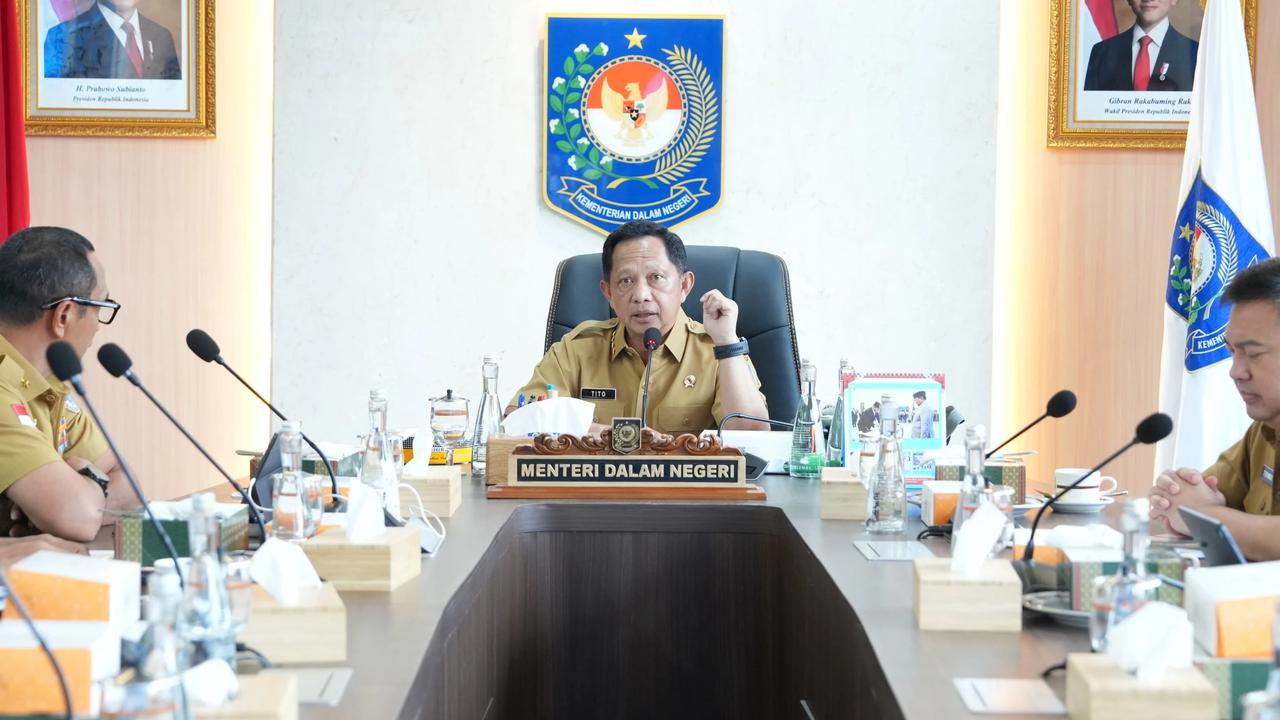 Mendagri Tito Karnavian saat rapat bersama Sekretaris BNPP Makhruzi Rahman