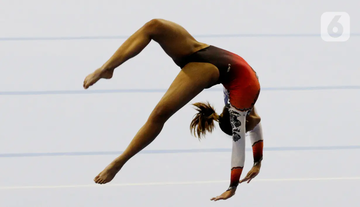 Pesenam Indonesia, Rifda Irfanaluthfi, melakukan gerakan saat nomor all-round individual putri cabang senam pada SEA Games 2019 di Kompleks Rizal Memorial, Manila, Senin (2/12/2019). Irfanaluthfi Rifda berhasil meraih medali perak. (Bola.com/M Iqbal Ichsan)