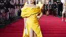 Penampilan Lucy Liu saat berpose untuk fotografer setibanya di pemutaran perdana film 'Shazam! Fury of the Gods' di London, Selasa (7/3/2023). Kaki panjang bintang film itu dipamerkan karena belahan setinggi paha ke arah depan. (Photo by Alberto Pezzali/Invision/AP)