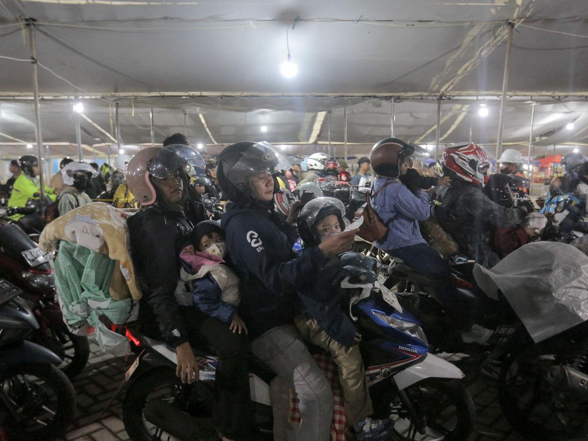 Antrean Pemudik Motor Padati Pelabuhan Ciwandan Banten