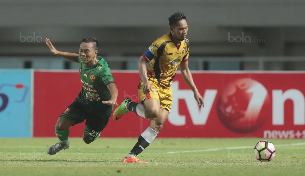 Pemain PS TNI, Wawan Ferianto (kiri) terjatuh saat berebut bola dengan pemain Mitra Kukar, Saepuloh Maulana pada lanjutan Liga 1 2017 di Stadion Pakansari, Bogor (26/9/2017). PS TNI menang 2-1. (Bola.com/Nicklas Hanoatubun)