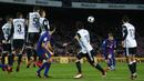 Striker Barcelona, Lionel Messi, melepaskan tendangan ke gawang Valencia pada laga leg pertama semifinal Copa Del Rey di Stadion Camp Nou, Jumat (2/2/2018). Barcelona menang 1-0 atas Valencia. (AP/Manu Fernandez)