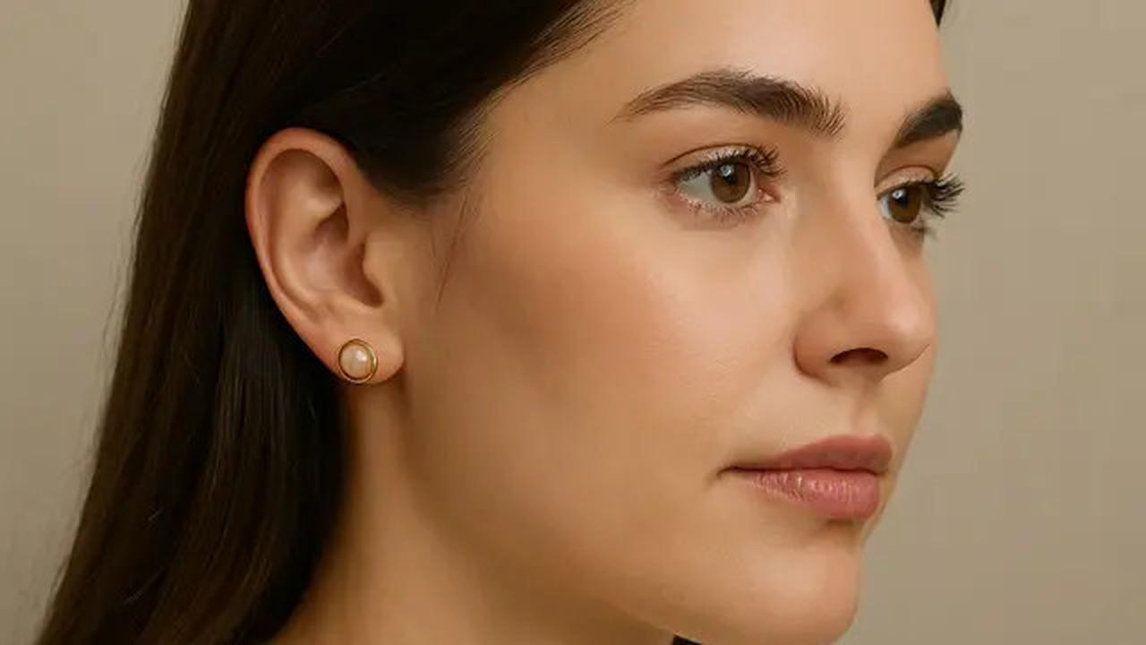 7 Model Anting Emas Tusuk Terbaru 2025, Simpel tapi Elegan untuk Berbagai Gaya
