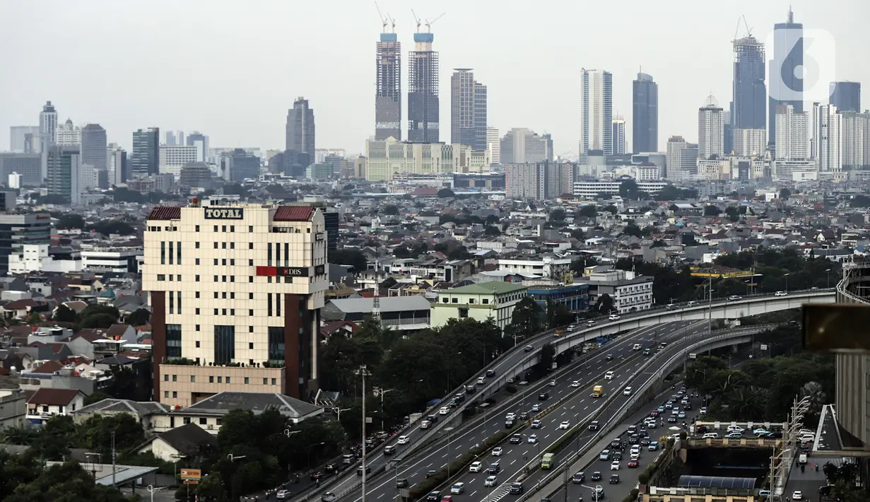 Suasana deretan gedung bertingkat dan perumahan padat penduduk di Jakarta, Sabtu (9/7/2022). Kementerian Keuangan mencatatkan realisasi Anggaran Pendapatan dan Belanja Negara (APBN) mengalami surplus sebesar Rp 73,6 triliun pada semester I/2022 atau mencapai 0,39 persen dari PDB. (Liputan6.com/Johan Tallo)