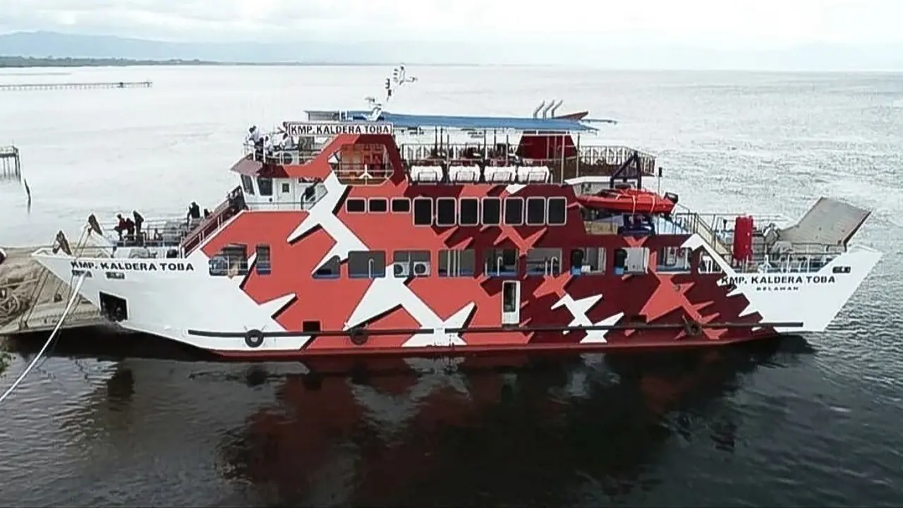 Menteri Koordinator Bidang Kemaritiman dan Investasi Luhut Binsar Panjaitan berkeliling ke  Pulau Samosir dengan menaiki KMP Kaldera Toba.