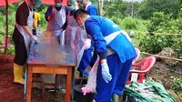 Tim Forensik Polda Sumsel mengautopsi jasad petani durian di Kabupaten Lahat yang diduga dimangsa Harimau Sumatra (Liputan6.com / Nefri Inge)