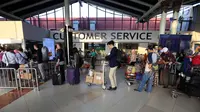 Calon penumpang antre masuk ke Terminal 1C Bandara Soekarno-Hatta, Tangerang, Selasa (20/6). Puncak arus mudik di Bandara Soetta diprediksi akan terjadi pada tanggal 22-23 Juni, dikarenakan sudah memasuki masa cuti bersama. (Liputan6.com/Johan Tallo)