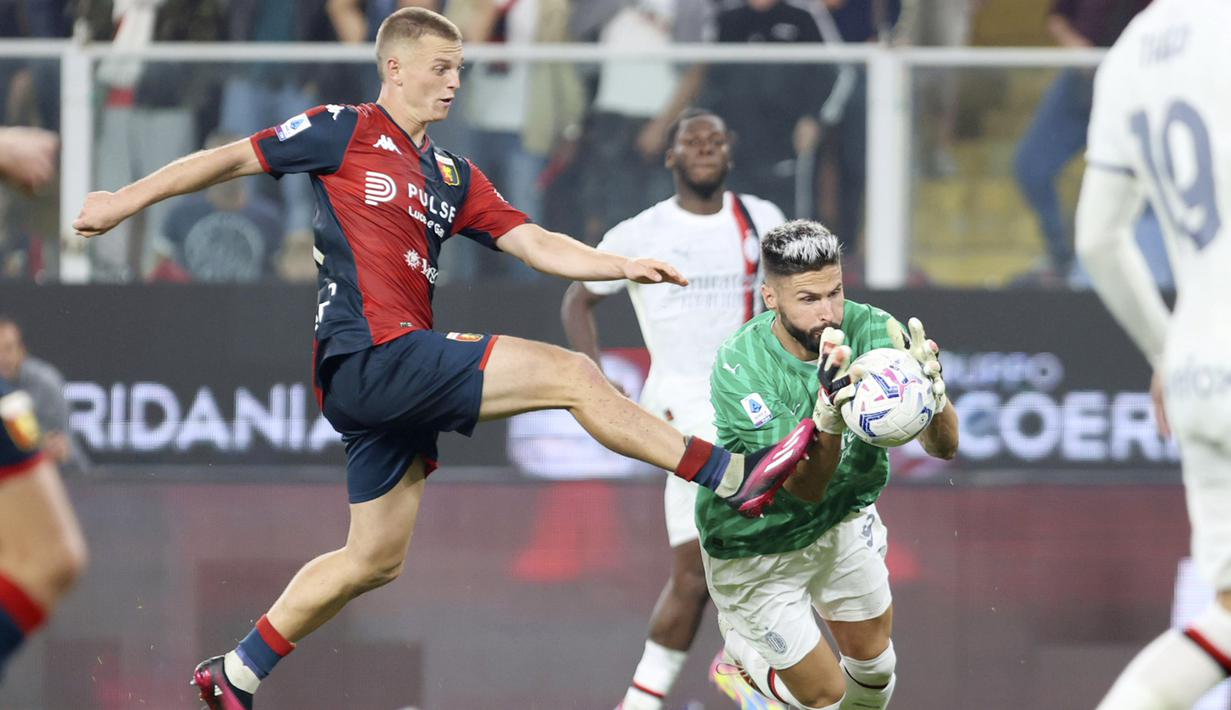 Kiper AC Milan, Olivier Giroud, menangkap bola saat melawan Genoa pada pekan ke-8 Serie A 2023/2024 di Stadion Luigi Ferraris, Minggu (8/10/2023). Penyerang AC Milan, Olivier Giroud, menjadi kiper dadakan saat Rossoneri bertandang ke Markas Genoa. (Tano Pecoraro/LaPresse via AP)