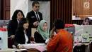 Petugas Mahkamah Konstitusi (kiri) melayani penggugat yang mendaftar di tempat sarana prasarana dukungan penanganan perkara perselisihan hasil Pilgub Serentak 2018 di Gedung Mahkamah Konstitusi, Jakarta, Kamis (5/7). (Liputan6.com/Johan Tallo)
