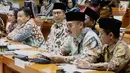 Menteri Agama Lukman Hakim Saifuddin (tiga kiri) saat raker dengan Komisi VIII DPR di Gedung DPR, Jakarta, Kamis (16/5/2019). Rapat membahas kebijakan Rancangan Peraturan Pemerintah tentang Jaminan Produk Halal dan revisi Biaya Penyelenggaraan Ibadah Haji 1440 H/2019 M. (Liputan6.com/JohanTallo)