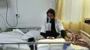Pasien COVID-19 duduk di tempat tidur di ICU Rumah Sakit Penyakit Menular Afganistan-Jepang di Kabul, 7 Februari 2022. Lima dari 38 rumah sakit perawatan COVID yang pernah beroperasi di Afghanistan terpaksa ditutup karena kekurangan dokter, obat-obatan dan bahkan pemanas. (AP Photo/Hussein Malla)