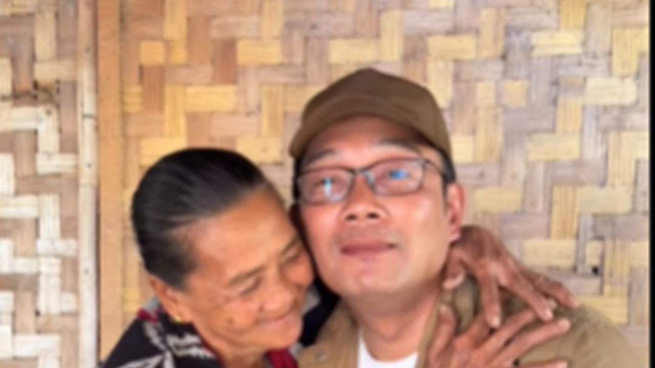 Rayakan Ultah dan Beri Hadiah Mbah Ning Warga Desa Kemiren, Ridwan Kamil Malah Dikira Menpan RB