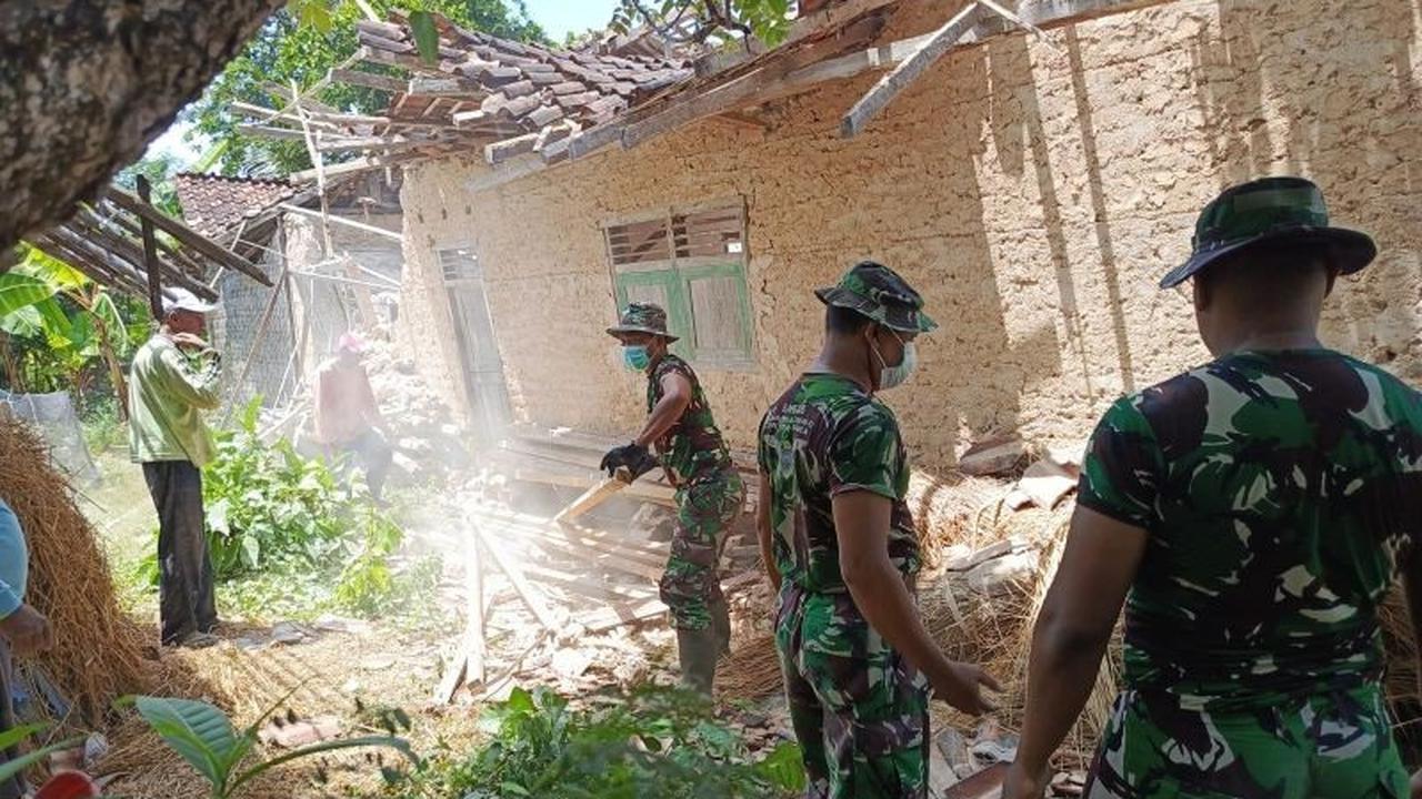Tahukah Anda? Kodim Sumenep Terjunkan 40 Personel Bantu Perbaikan Pasca Gempa Pulau Sapudi