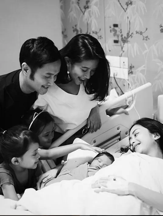 Baru dua jam setelah diunggah oleh perempuan 32 tahun itu, foto bayi mungil, dengan rambut lebat itu disukai hingga 72 ribu lebih warganet. Pujian, ucapan selamat dan doa juga membanjiri kolom komentar. (Instagram/adirakania)