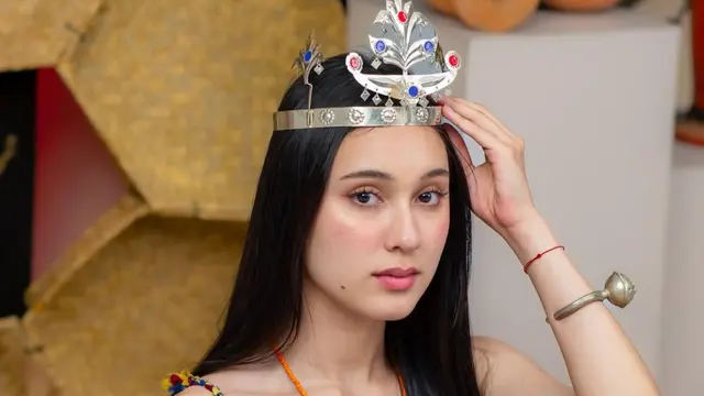 Kecantikan Yasmin Napper dengan tais timor. (credit: instagram.com/yasminnapper)