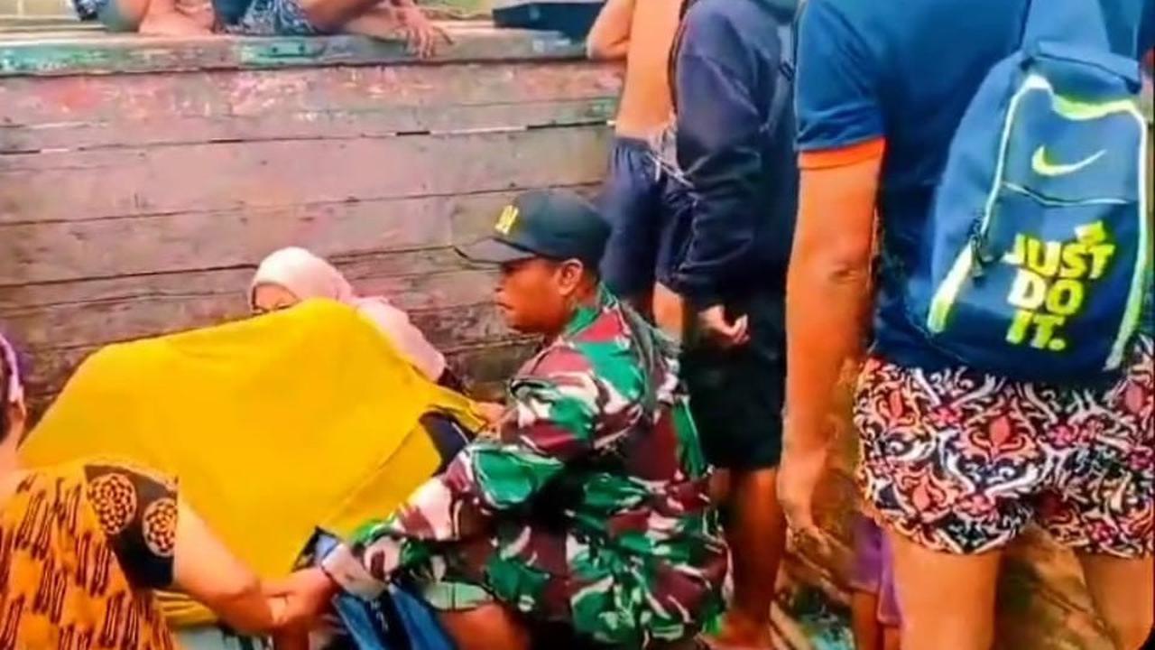Aksi Heroik Sertu Amirudin Evakuasi Ibu Hamil dari Banjir Hingga Bantu Melahirkan di Atas Truk