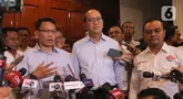 Ketua Tim Kampanye Nasional Koalisi Indonesia Maju, Roslan Roeslani (tengah) bersama dengan Presiden Konfederasi Serikat Pekerja Nusantara (KSPN) Ristadi (kiri) memberi keterangan usai pertemuan dengan Calon Presiden Prabowo Subianto di Jakarta, Rabu (29/11/2023). (Liputan6.com/Angga Yuniar)