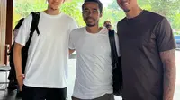 Ketua Askab PSSI Gianyar, I Kadek Wijanegara saat berfoto dengan kapten Timnas Indonesia Jay Idzes dan Mees Hilgers di The Meru Sanur. (I Kadek Wijanegara Untuk Bola.com)