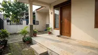 11 Cara Memadukan Warna Keramik dan Cat Dinding Teras agar Rumah Kecil Terlihat Modern
