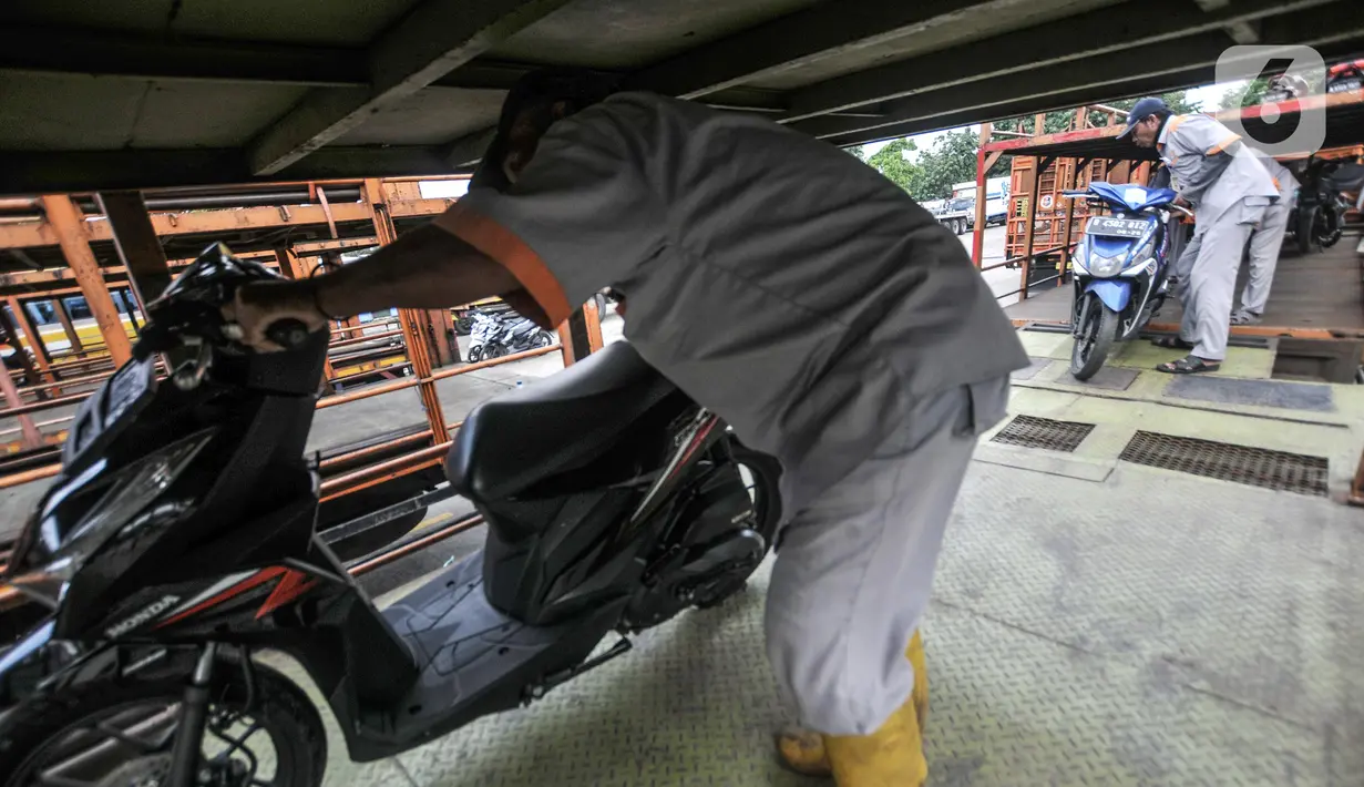<p>Petugas menaikkan sepeda motor milik peserta mudik gratis ke atas truk di Terminal Pulo Gadung, Jakarta, Selasa (26/4/2022). Jadwal keberangkatan mudik gratis pada 26 April 2022 dengan menggunakan truk khusus untuk sepeda motor dan 27 April 2022 menggunakan bus AKAP untuk penumpang. (merdeka.com/Iqbal S. Nugroho)</p>