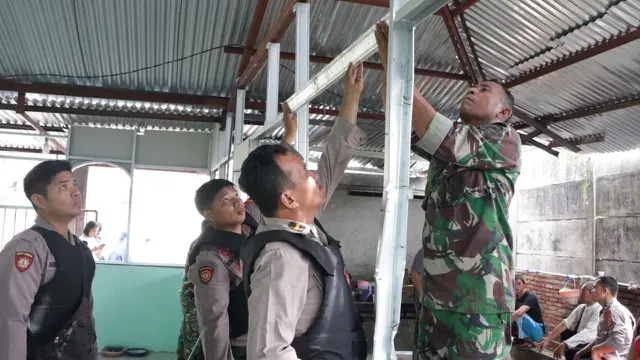 Warga perumahan Agape, Desa Tumaluntung, Kecamatan Kauditan, Kabupaten Minahasa Utara, Provinsi Sulut bersama Polri dan TNI bahu membahu memperbaiki musala yang dirusak orang tak dikenal. (Foto: Liputan6.com/Istimewa-Yoseph Ikanubun)