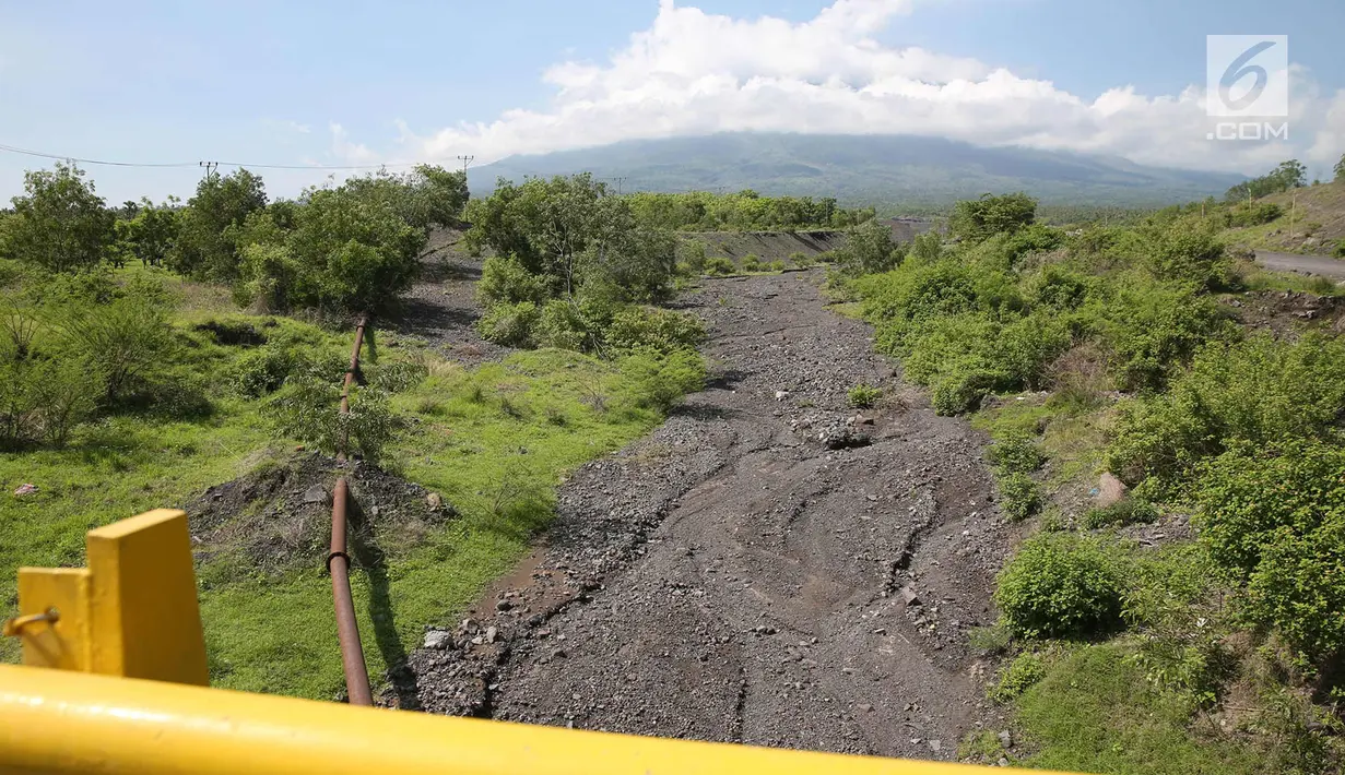 Suasana bekas jalur lahar letusan Gunung Agung 1963 di kawasan Kubu, Karangasem, Bali, Kamis (7/12). Letusan Gunung Agung pada tahun 1963 menyisakan berbagai material di kawasan tersebut, seperti batu dan pasir. (Liputan6.com/Immanuel Antonius)