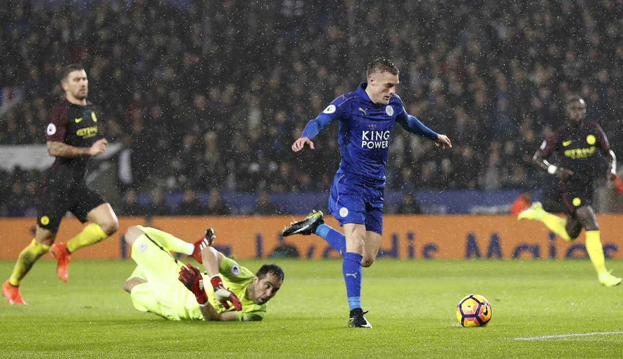 Proses terjadinya gol striker Leicester, Jmaie Vardy, ke gawang Manchester City. Gol kemenangan Leicester dicetak oleh Vardy sebanyak tiga gol dan sebuh gol dari Andy King. (Reuters/Darren Staples)