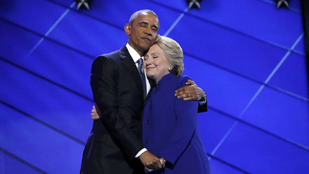 [Bintang] 10 Meme Kocak Obama dan Hillary Clinton Pelukan, Sudah Lihat?