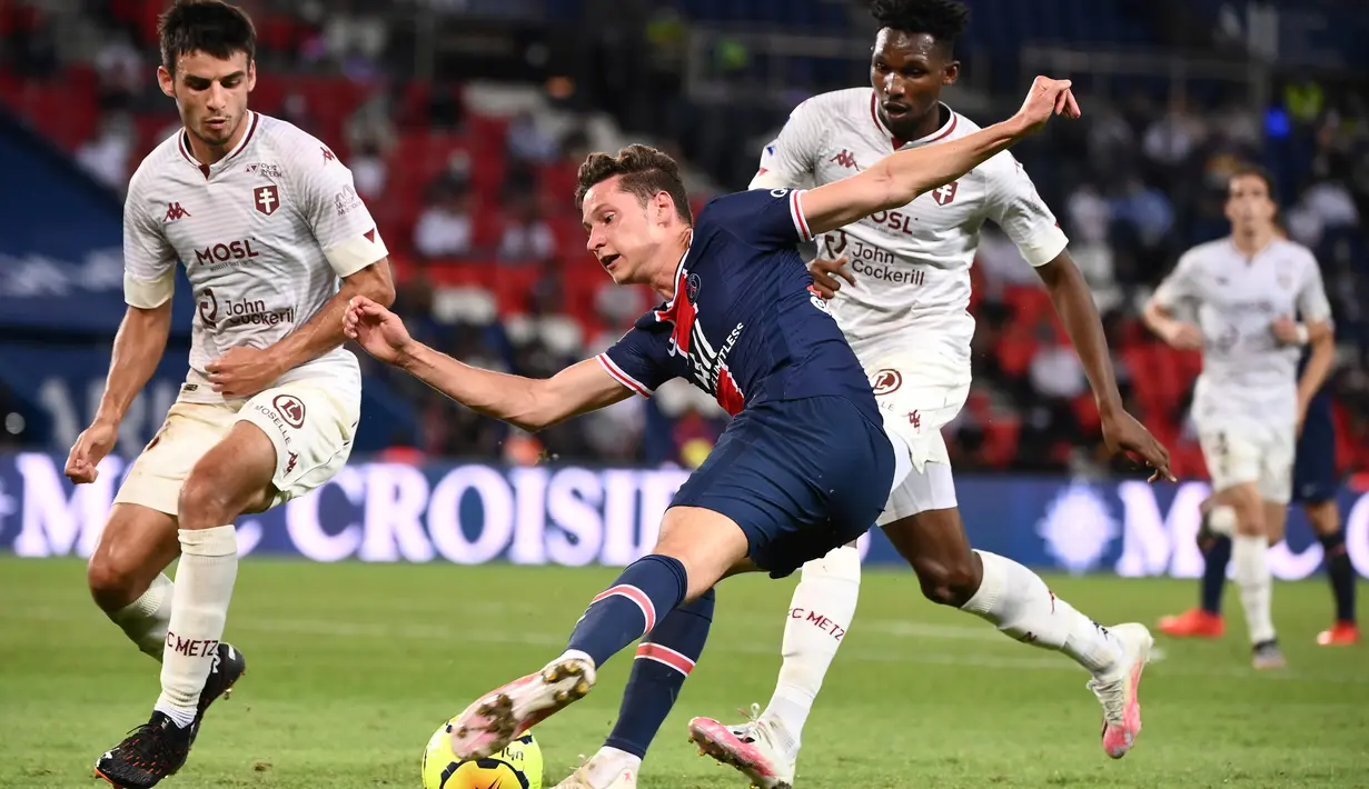 Gelandang PSG, Julian Draxler, berusaha mengontrol bola saat menghadapi Metz pada laga Liga Prancis di Stadion Parc des Princes, Paris, Kamis (17/9/2020) dini hari WIB. PSG menang 1-0 atas Metz. (AFP/Franck Fife)