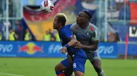 Duel sengit penyerang Arema FC, Kushedya Hari Yudo (biru), dan bek Persib Bandung, Victor Igbonefo, saat kedua tim bertemu di laga pekan kedua Shoppe Liga 1 2020 di Stadion Kanjuruhan, Minggu (8/3/2020). (Bola.com/Iwan Setiawan)