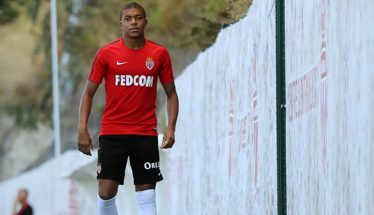 Berhasil mendapatkan Kylian Mbappe , PSG membuat beberapa tim raksasa lain gagal merekrut jasa bomber berkepala plontos tersebut seperti Real Madrid, Barcelona, Manchester City, Liverpool dan Arsenal. (AFP/Valery Hache)