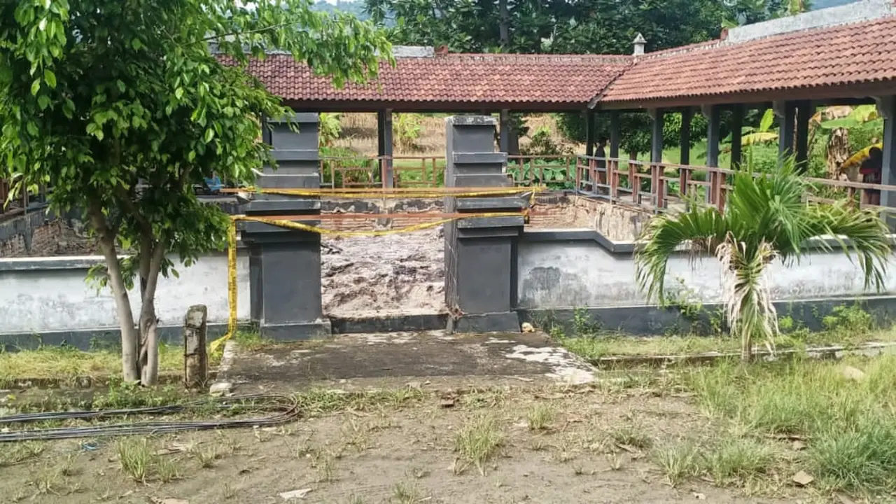 Lokasi Petilasan Perapen Empu Supo digaris polisi, tempat ditemukannya jasad ibu dan anak. (Ahmad Adirin/liputan6.com)