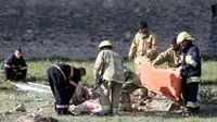 Petugas mengevakuasi korban cedera dari lokasi ledakan bom di Afghanistan. (Reuters)