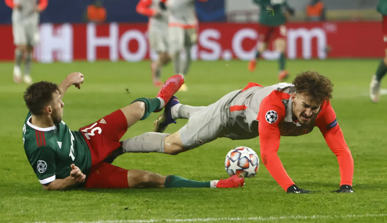 Bek Lokomotiv Moscow, Maciej Rybus terjatuh saat berebut bola dengan penyerang RB Salzburg, Mergim Berisha pada matchday 5 Grup A Liga Champions di Stadion RZD Arena, Rabu (2/12/20) dinihari WIB. RB Salzburg sukses menang dengan skor meyakinkan 3-1 atas Lokomotiv Moscow. (Maxim Shipenkov/Pool via A
