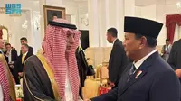 Menteri Negara untuk Urusan Luar Negeri, Anggota Kabinet, dan Utusan Iklim Arab Saudi Adel Al-Jubeir hadir pelantikan Presiden Prabowo Subianto dan menyampaikan surat dari Raja Salman. (SPA)
