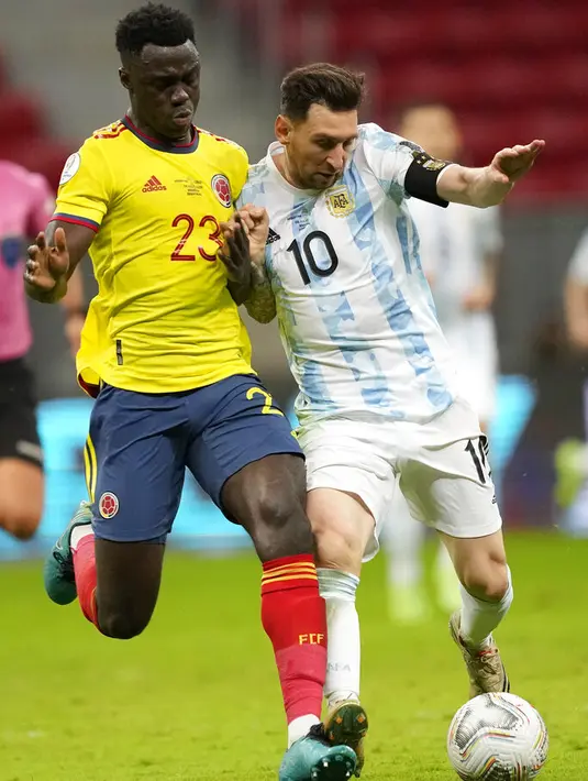 Kapten timnas Argentina, Lionel Messi dan bek Kolombia, Davinson Sanchez berebut bola pada laga semifinal Copa America 2021 di Estadio Nacional Brasilia, Rabu (7/7/2021).  Argentina lolos ke final usai menang 3-2 atas Kolombia lewat adu penalti. (AP Photo/ Andre Penner)