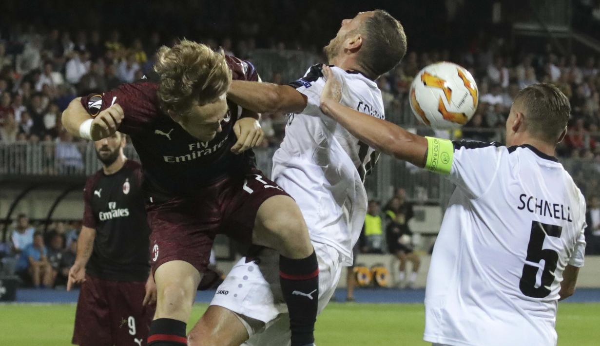 Pemain AC Milan, Alen Halilovic, duel udara dengan pemain F91 Dudelange, Clement Couturier, pada laga Liga Europa di StadionJosy Bathel, Letzebuerg, Kamis (20/9/2018). AC Milan menang 1-0 atas F91 Dudelange. (AP/Olivier Matthys)