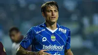 Pemain asing Persib Bandung asal Italia, Stefano Beltrame dalam debutnya di BRI Liga 1 2023/2024 kontra PSM Makassar di Stadion Gelora Bandung Lautan Api, Senin (4/12/2023). (Instagram Persib Bandung)