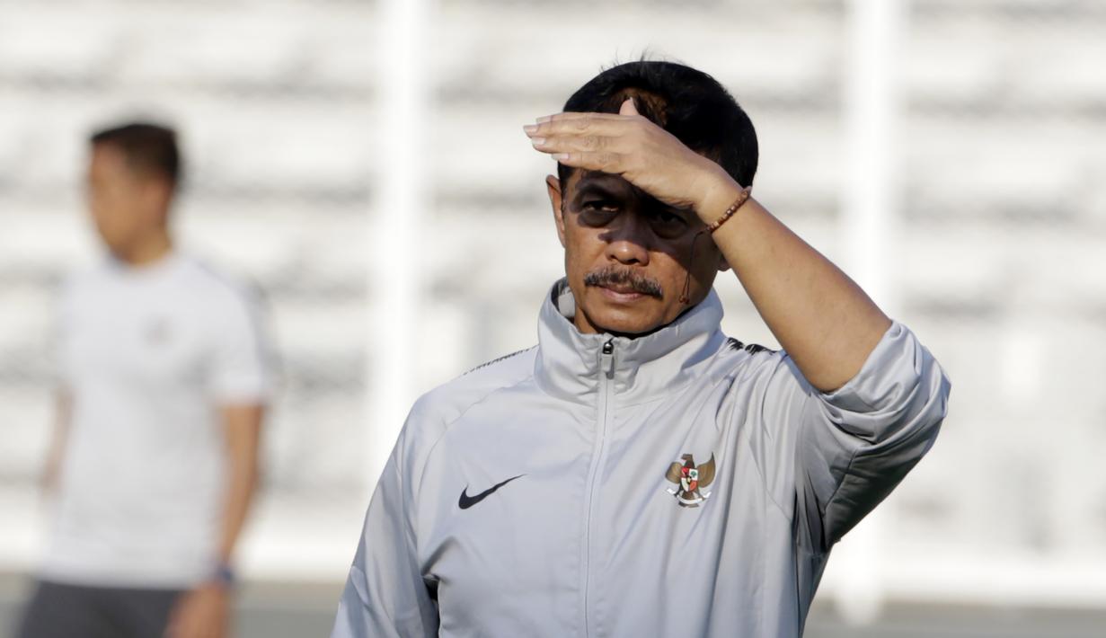 Pelatih Timnas Indonesia U-22, Indra Sjafri, mengamati anak asuhnya saat latihan di Stadion Madya, Senayan, Jakarta, Senin (4/3). Latihan tersebut untuk persiapan kualifikasi Piala AFC U-23. (Bola.com/M Iqbal Ichsan)