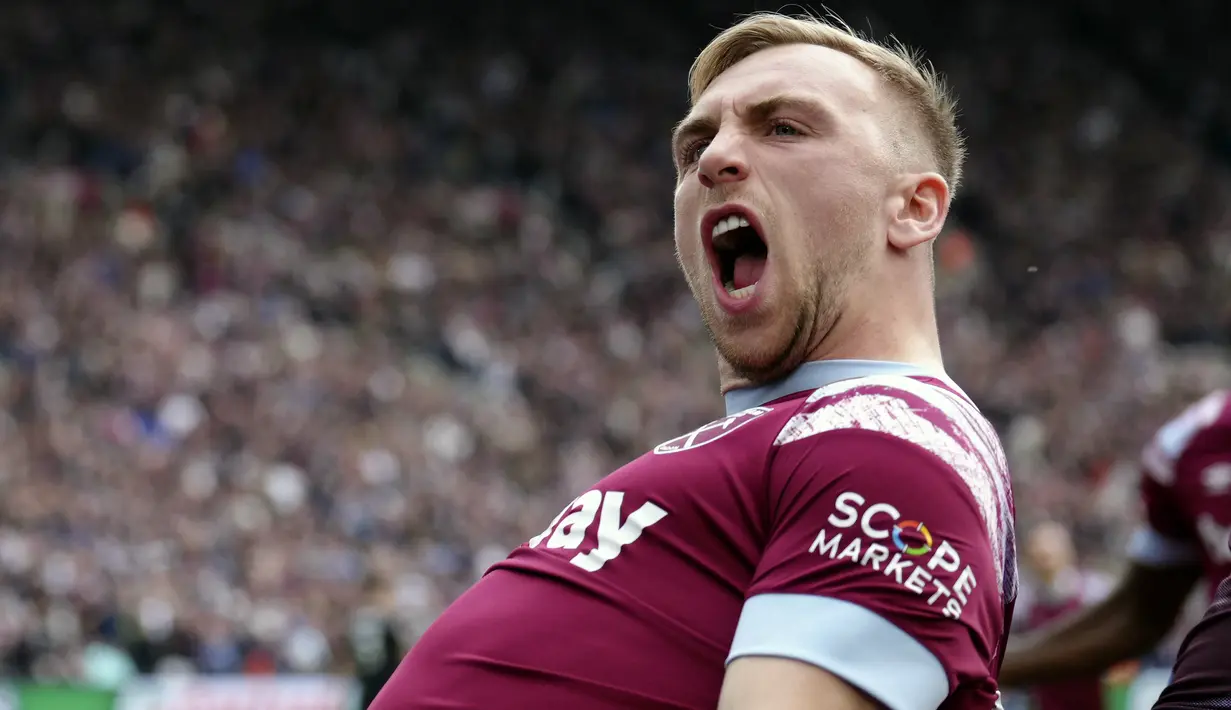 Selebrasi striker West Ham United, Jarrod Bowen setelah menjebol gawang Arsenal untuk menyamakan skor 2-2 pada laga pekan ke-31 Liga Inggris 2022/2023 di London Stadium, London (17/4/2023). (PA via AP Photo/John Walton)