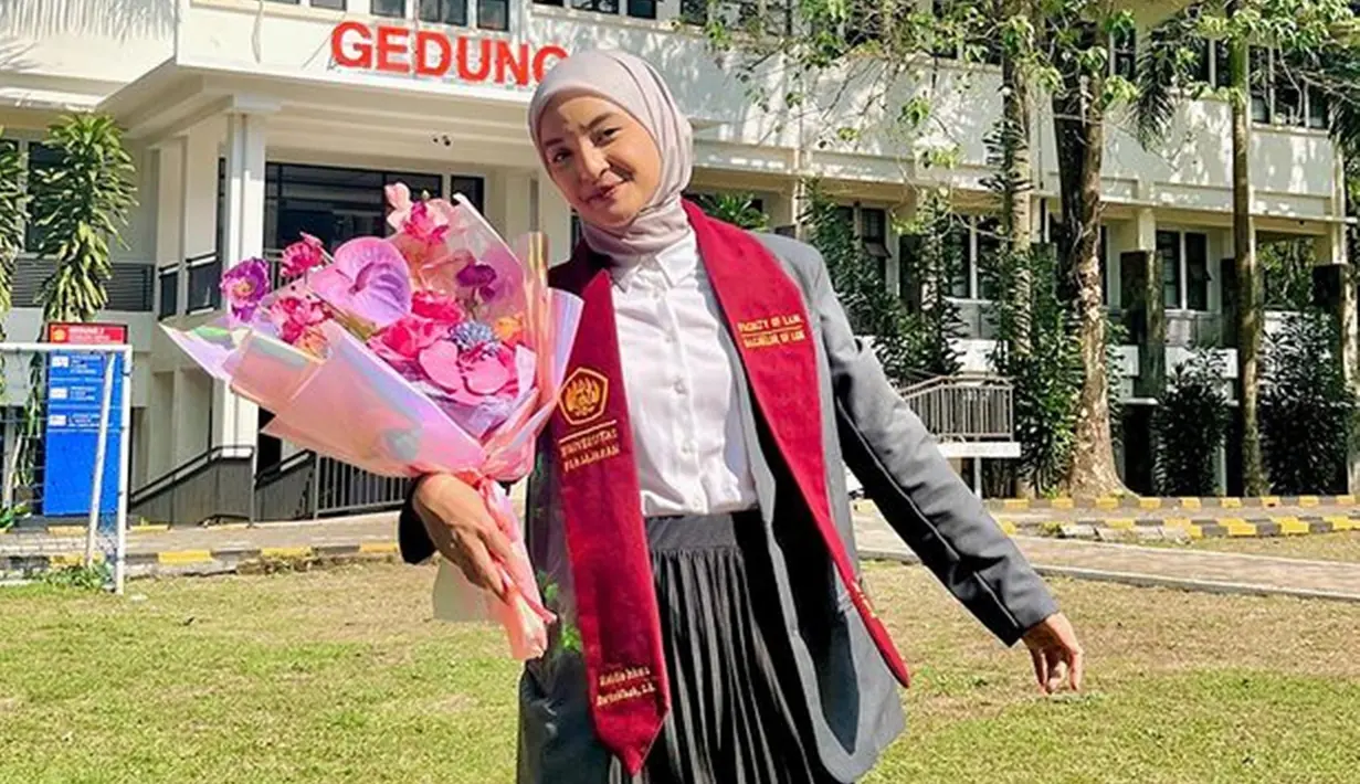 Resmi menyandang gelar sarjana, kebahagiaan terpancar jelas di wajah wanita dengan nama lengkap Nabila Ishma Nurhabibah ini. Dalam keterangan unggahannya, Nabila Ishma menuliskan bahwa tidak mudah untuknya berada di titik saat ini. Ucapan selamat dan doa untuk kesuksesan Nabila pun ramai dibubuhkan warganet dan para sahabatnya di kolom komentar unggahannya. (Liputan6.com/IG/@nabilaishma)