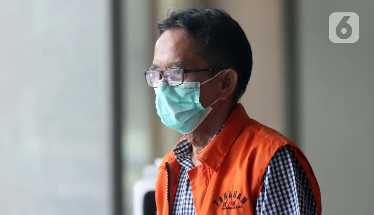 Mantan Direktur Utama PTDI, Budi Santoso bersiap meninggalkan Gedung KPK Jakarta, Senin (7/9/2020). KPK memperpanjang masa penahanan Direktur Utama PTDI, Budi Santoso. (Liputan6.com/Helmi Fithriansyah)