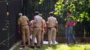 Tubuh pria itu tetap berada di dalam kandang dua jam setelah serangan serangan terjadi dan sudah tewas pada saat bantuan tiba, India, (24/9/14). (Dailymail)