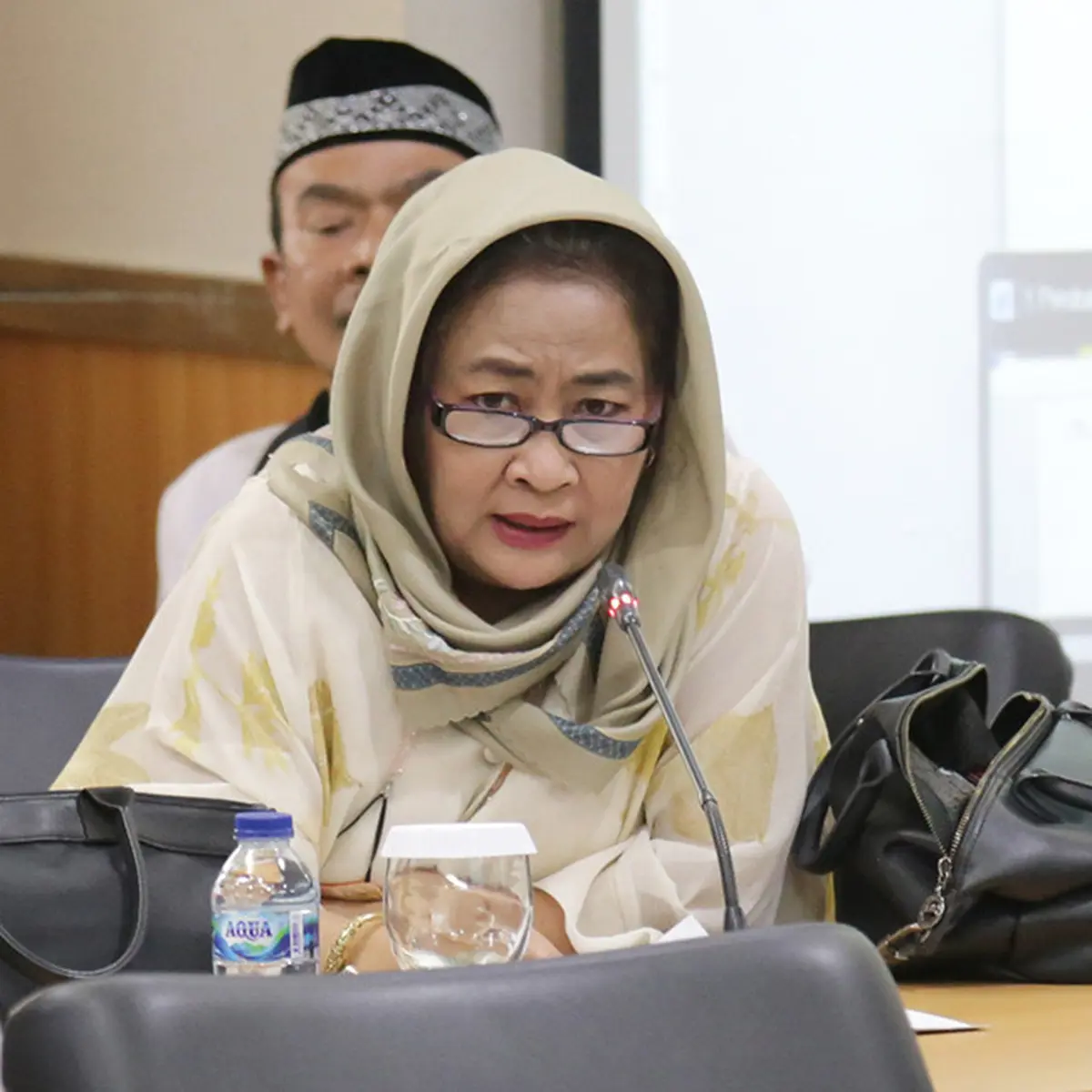 Viral Aksi anggota DPRD DKI Jakarta Cinta Mega, Begini Perbedaan🏅 Viva