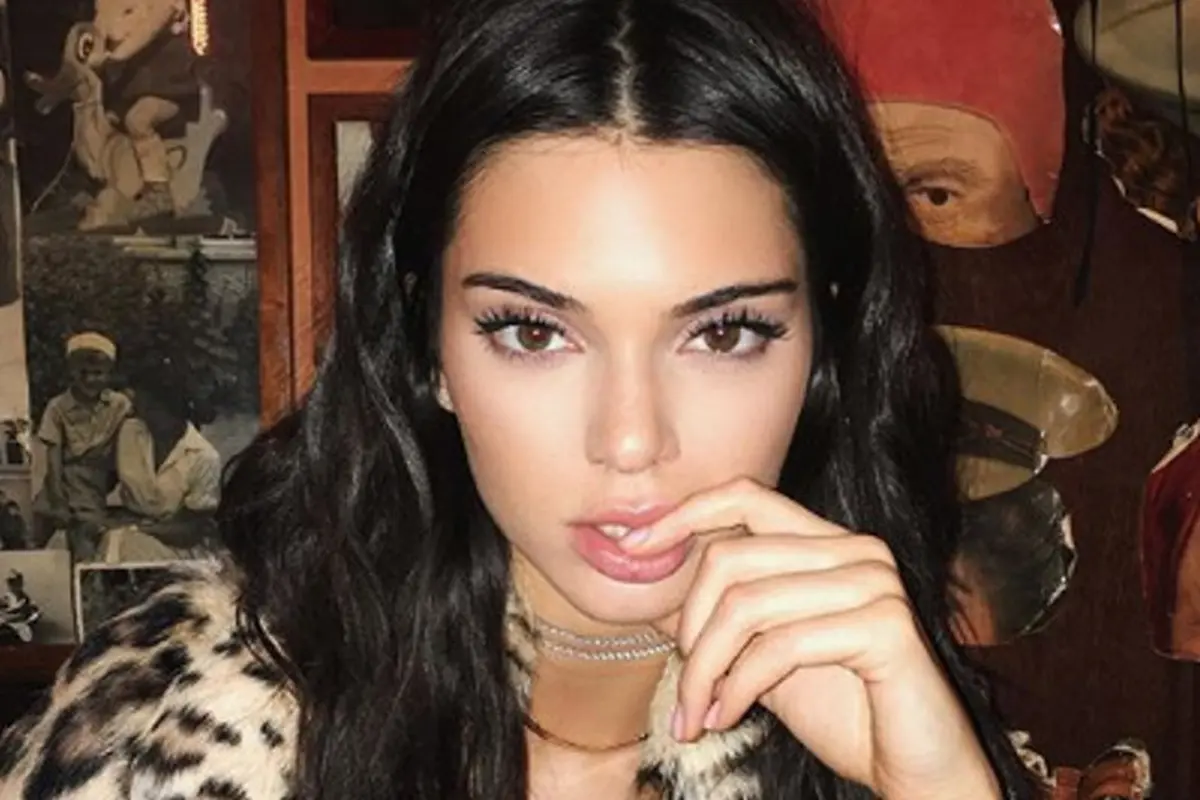 Bibirnya Menggoda, Kendall Jenner dengan Lip Gloss Super Simpel