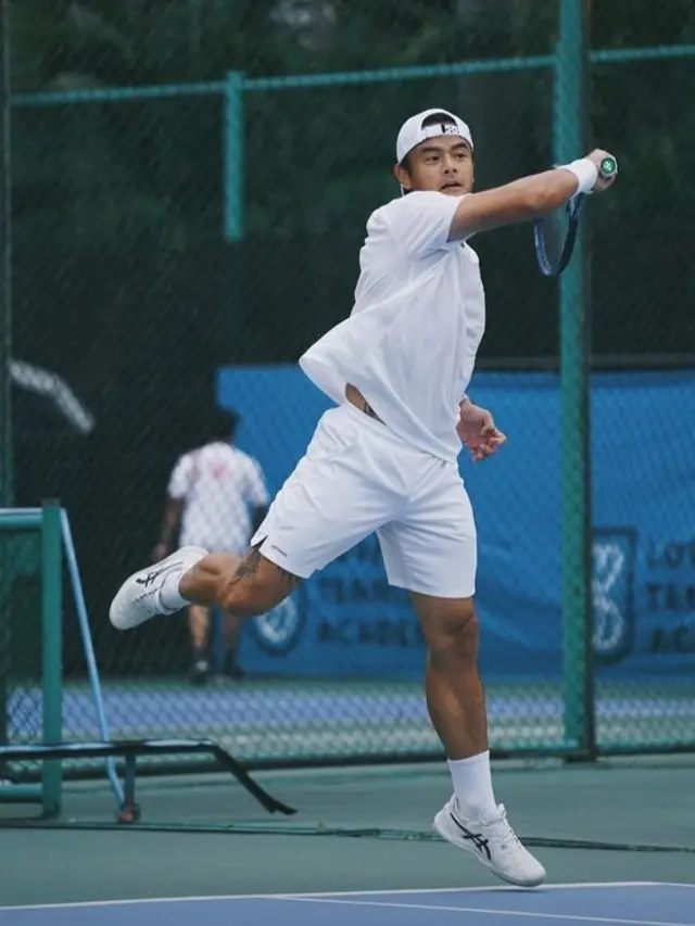Satu Tim dengan Enzy Storia, Ini 7 Potret Dion Wiyoko Latihan Tenis