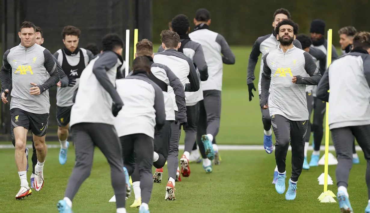 Penyerang Liverpool Mohamed Salah (kanan) dan timnya menghadiri sesi latihan jelang Liga Champions di AXA Training Centre, 15 Februari 2022. Liverpool akan melawat ke markas Inter Milan pada leg pertama babak 16 besar Liga Champions 2021/22, Kamis 17 Februari 2022. (Martin Rickett/PA via AP)