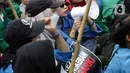 Sejumlah mahasiswa yang tergabung dalam Front Millenial Jabodetabek melakukan aksi unjuk rasa di Jalan Kuningan Persada sekitar Gedung KPK, Jakarta, Kamis (9/12/2021). Aksi mereka untuk memperingati Hakordia 2021 dengan menyuarakan keprihatinan atas lemahnya KPK. (Liputan6.com/Helmi Fithriansyah)