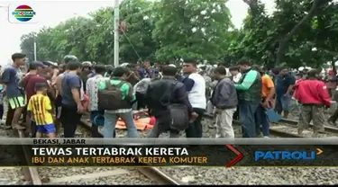 Tak mengindahkan peringatan warga di perlintasan kereta, ibu dan anak di Cikarang, Bekasi, tewas tersambar KRL.