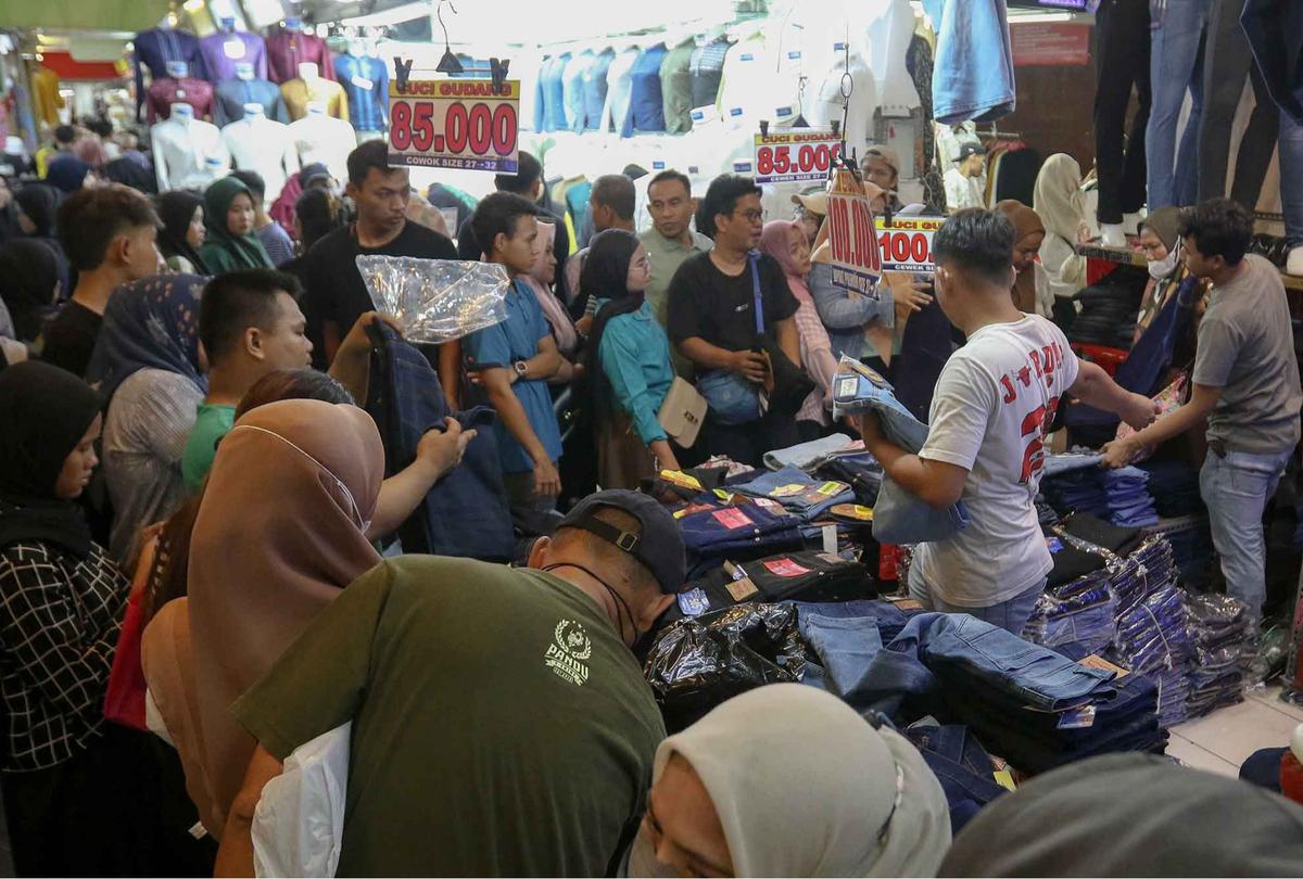 FOTO:   Hampir Sepekan Jelang Lebaran, Warga Memadati Pasar Tanah Abang